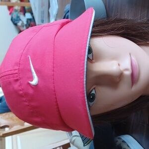 Nike baseball hat feathetlight dri-fit in red w/white accents. Unisex in EUC. 🧢